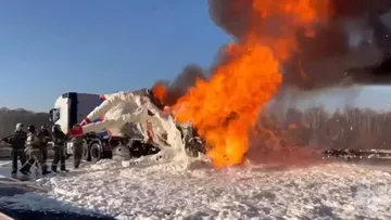 На кузбасской трассе загорелся грузовик, перевозивший дизельное топливо