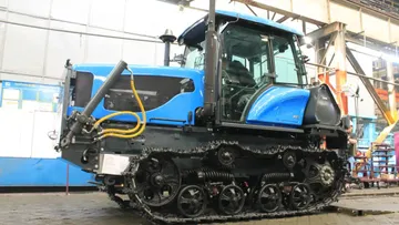 Гусеничный трактор  АГРОМАШ 90ТГ на главном сборочном конвейере завода «ПК «Промтрактор» Концерна «Тракторные заводы» 