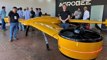 Новый мега агродрон VTol Agrobee 200, показанный на выставке Agrishow 2024 в Бразилии