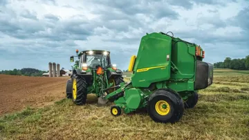 John Deere представил пресс-подборщики оснащенные датчиками для измерения веса и содержания влаги 