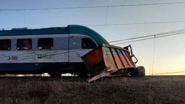 Пассажирский поезд столкнулся с тракторным прицепом в Беларуси