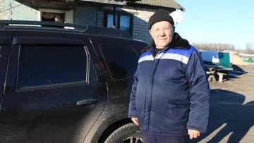 Николай Процкий около служебной машины Renault Duster, глава КФХ сам развозит обеды для механизаторов, убирающих сейчас подсолнечник