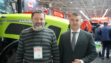 Ринат Амиров — коммерческий директор Zoomlion Heavy Industry Rus (справа) и Александр Бец — коммерческий директор ООО «АгроТехноДар» (слева) на выставке ЮГАГРО-2022