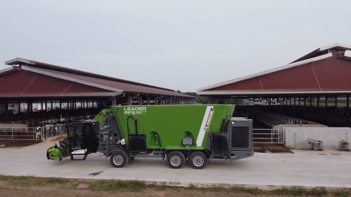 Новый смеситель-кормораздатчик Faresin PF 3 Plus Ecotronic Self-Propelled Mixer Wagon