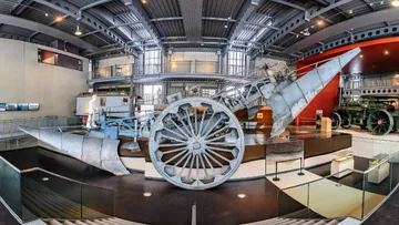 Самый большой в мире плуг Мамонт в зале музея Германии