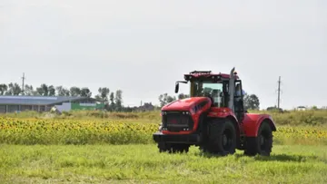 Трактор Кировец на Дне поля в Саратовской области