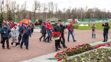 Гости и участники памятного пробега тракторов Кировец в канун 79-й годовщины Великой Победы