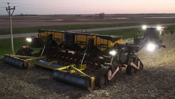 Системный трактор NEXAT в паре с катками Degelman на испытаниях в США