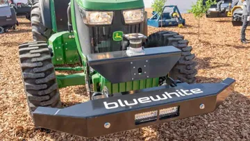John Deere, преобразованный в автономный трактор при помощи пакета Bluewhite
