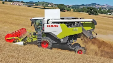 Зерноуборочный комбайн CLAAS TRION 540 Montana 4 в поле