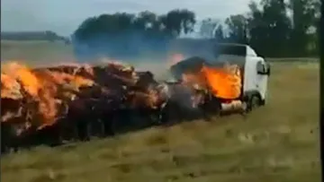 В Воронежской области у водителя загорелся прицеп с сеном