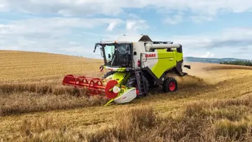 Зерноуборочный комбайн CLAAS EVION в поле