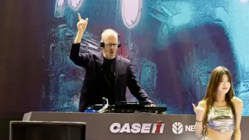 Выступление диджея DJ Barty Beats на стенде Case IH в рамках выставки CIAME-2024 в Китае