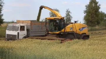 Кормоуборочный комбайн New Holland FR в поле