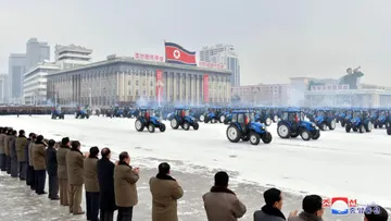 Торжественный проезд северокорейских тракторов «Чхоллима»