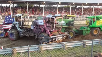 Бои на старых комбайнах Combine Demolition Derby 2024 в США