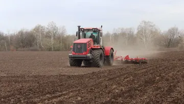 Трактор Кировец в поле