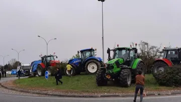 Демонстрация молодых фермеров из Окситании на тракторах против повышения цен на топливо