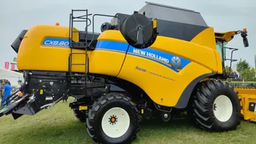 Зерноуборочный комбайн New Holland CX 8.80 на выставке Золотая Нива 2024