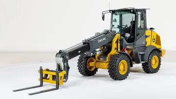 Новый компактный телескопический колесный погрузчик John Deere 326 P-Tier