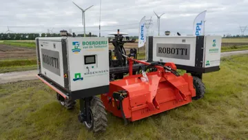 Робот Robotti 150D с двухрядным ботвоудалителем компании Dewulf