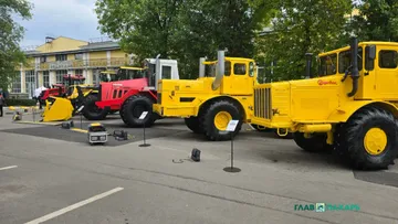 Выставка раритетной сельхозтехники КИРОВЕЦ на площадке Петербургского тракторного завода