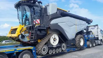 Роторный комбайн New Holland CR11.90 оснащен камуфляжными наклейками