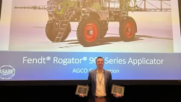 Конор Бергин (бренд-менеджер AGCO) принимает награду за Fendt Rogator 900