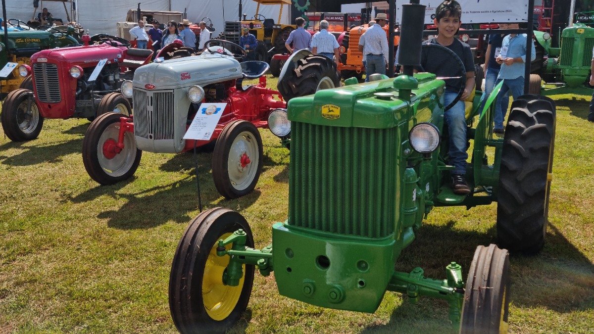 Яркие цвета бразильского карнавала агротехники на выставке Agrishow 2023 -  glavpahar.ru