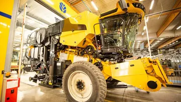 Зерноуборочный комбайн New Holland выходит с завода CNHi в Бельгии