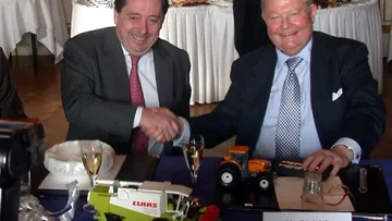 Патрик Фор (слева), гендиректор (член правления RENAULT SA) и Хельмут Клаас (справа: 1926–2021) рукопожатием скрепляют новый союз между CLAAS и Renault Agriculture, 23 февраля 2003 г.