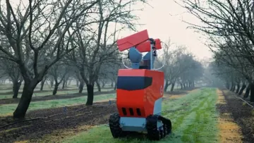 Новый робот InsightTRAC для борьбы с вредителями на миндале