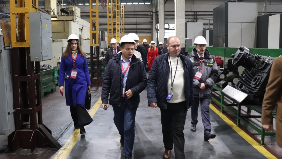 Рабочая делегация из РФ и РБ осматривает производственные мощности завода Гомсельмаш