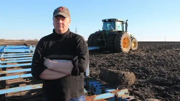 Сергей Корнеев — действующий механизатор агрохозяйства «Семион-Агро» и автор ютуб-канала «Будни Тракториста»
