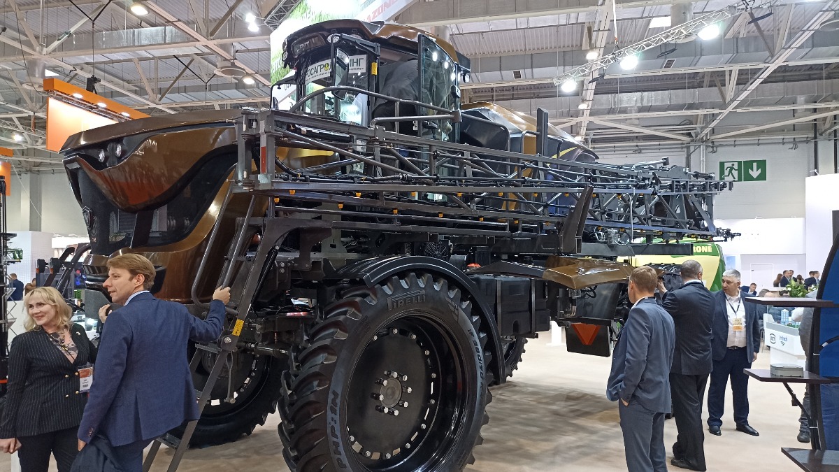Внешний вид самоходного опрыскивателя PVT Rhino 4004 Multiset