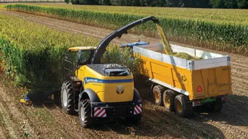 Кормоуборочный комбайн New Holland FR на уборке кукурузы на силос