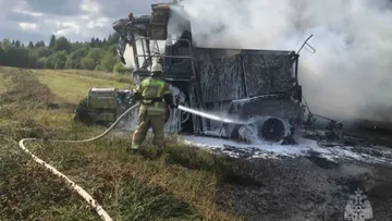 В поле под Вологдой сгорел комбайн