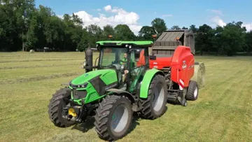 Новый трактор Deutz-Fahr 6C в поле