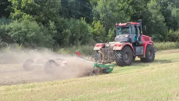 Трактор КИРОВЕЦ на обработке почвы в Курской области