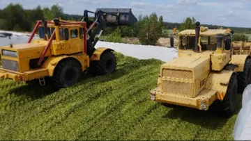 Тракторы Кировец К-701 с фронтальным погрузчиком и К-700А